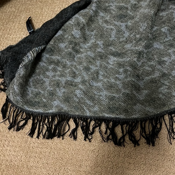 Urban Outfitters Double Sided Blanket Scarf - Picture 4 of 4
